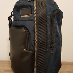 tumi smith sling bag